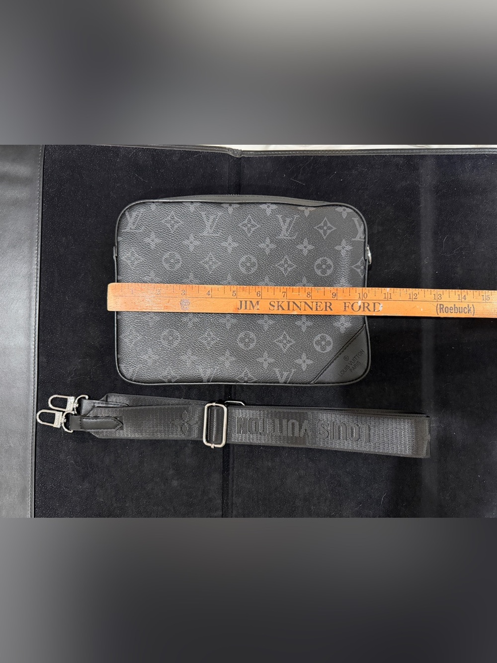 Louis Vuitton Gray Monogram Messenger Bag with Adjustable Strap - Picture 3 of 11